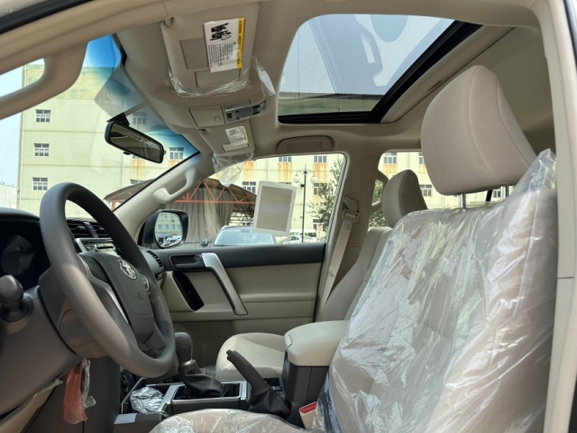 2024款丰田霸道2700内饰以舒适风格为主,设备人性化,空间也十分充足