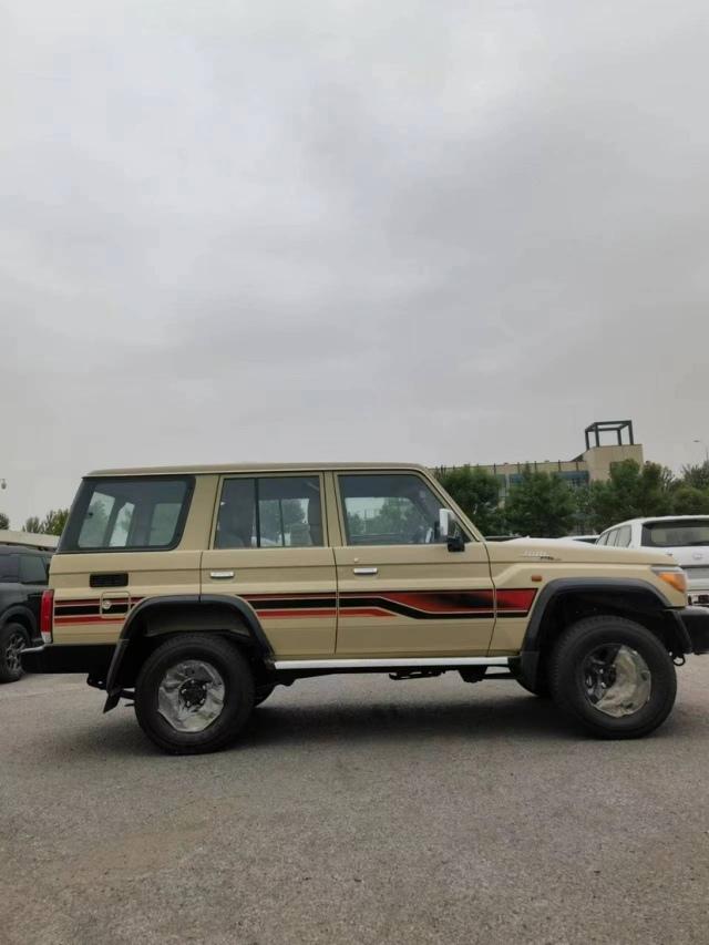 2024款丰田酷路泽lc76 4.0现车报价 颜色齐全 出色的越野性能