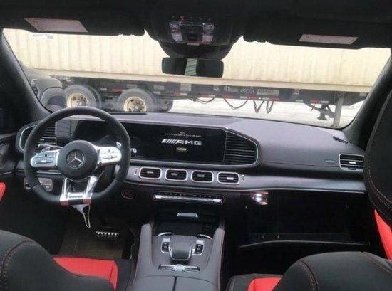 2024款奔驰amggle53前后门把手采用车身同色 镀铬饰条的设计,造型非常