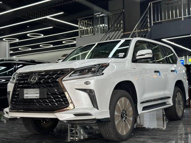 2021款雷克萨斯lx570 kuro 黑曜落地价 它的气场还要更强一些