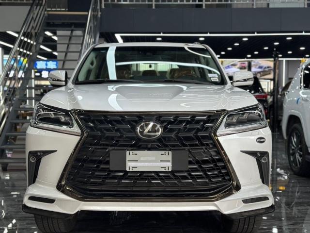 2021款雷克萨斯lx570 kuro 黑曜落地价 它的气场还要更强一些