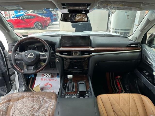 2021款雷克萨斯lx570 kuro 黑曜落地价 它的气场还要更强一些