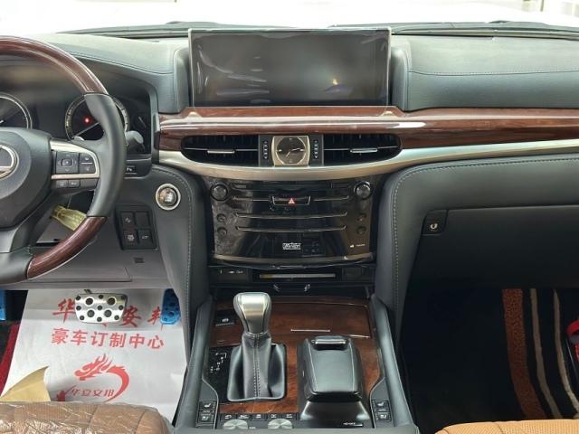 21款雷克萨斯lx570采用了雷克萨斯全球首创的四轮主动悬