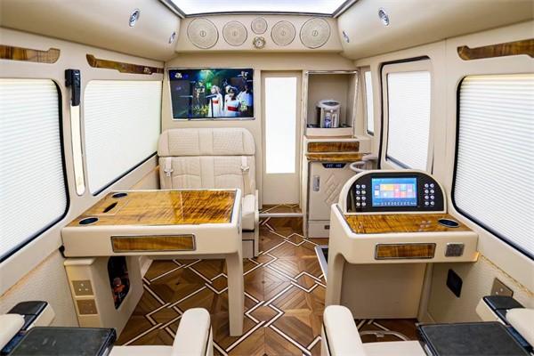 丰田考斯特内饰的改装主要项目有驾驶舱加隔断,座椅改装,车厢内置豪华