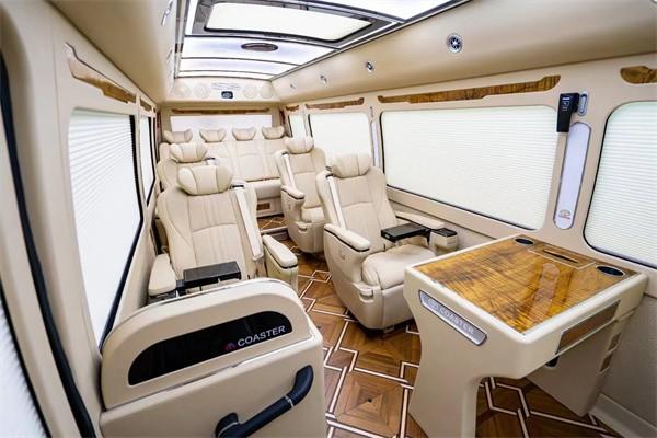 丰田考斯特内饰的改装主要项目有驾驶舱加隔断,座椅改装,车厢内置豪华