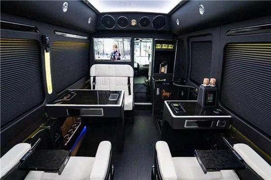 丰田考斯特改装商务车在内饰的设计上注重色彩的搭配以及内饰的高贵性