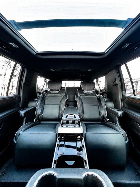 雪佛兰萨博班内饰也是极具美式车型的特征,宽大的内饰并采用了大量