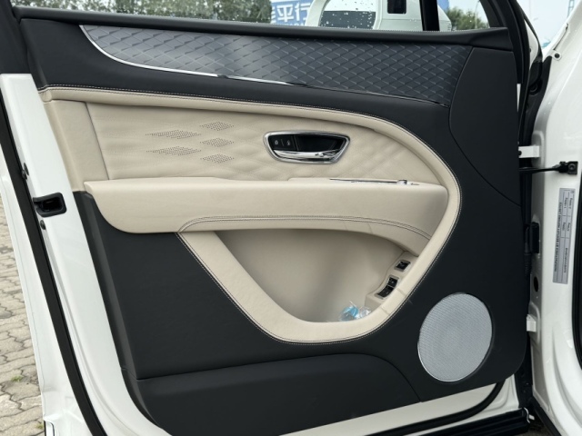 25款宾利添越长轴雅度版平行进口现车对比中规优惠50万促销