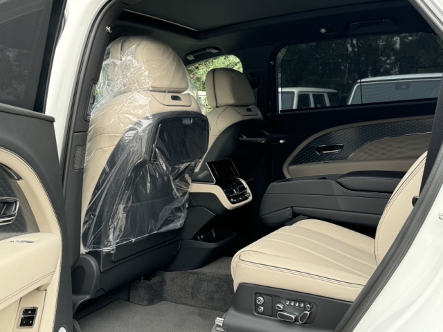 25款宾利添越长轴雅度版平行进口现车对比中规优惠50万促销