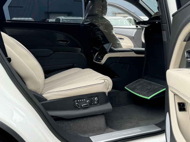 25款宾利添越长轴雅度版平行进口现车对比中规优惠50万促销