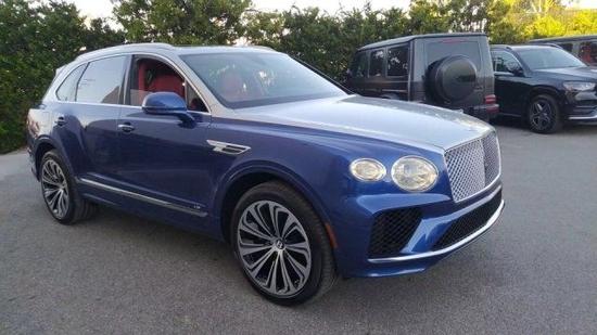 2024款宾利添越4.0T五座SUV 双拼外观豪华又舒适