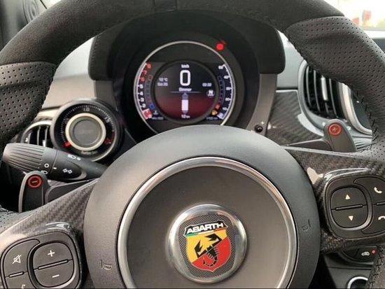 高性能意大利跑车 菲亚特阿巴斯595 695敞篷全球限量版